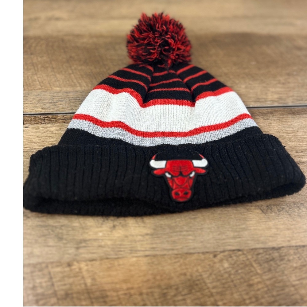New Era Chicago Bulls NBA Pom‎ Beanie Hat Black Red White Striped